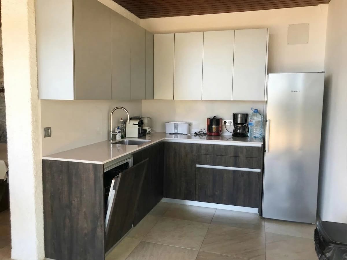 Compact auxiliary kitchen with appliances