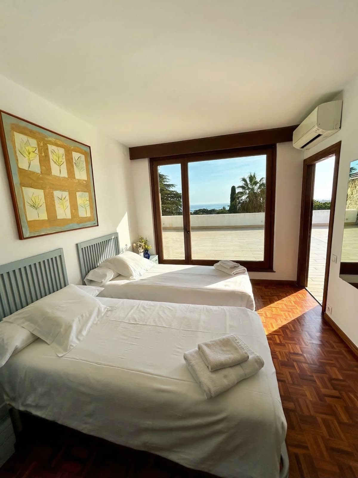 Twin bedroom with sea view