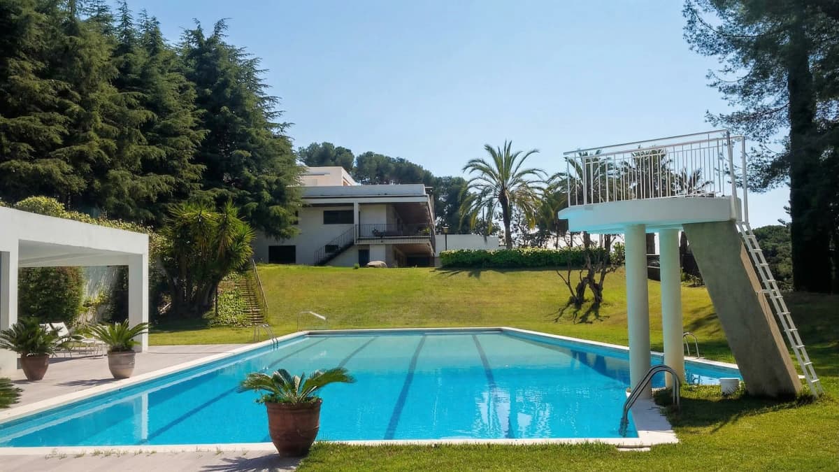 Private 25m pool with diving platform