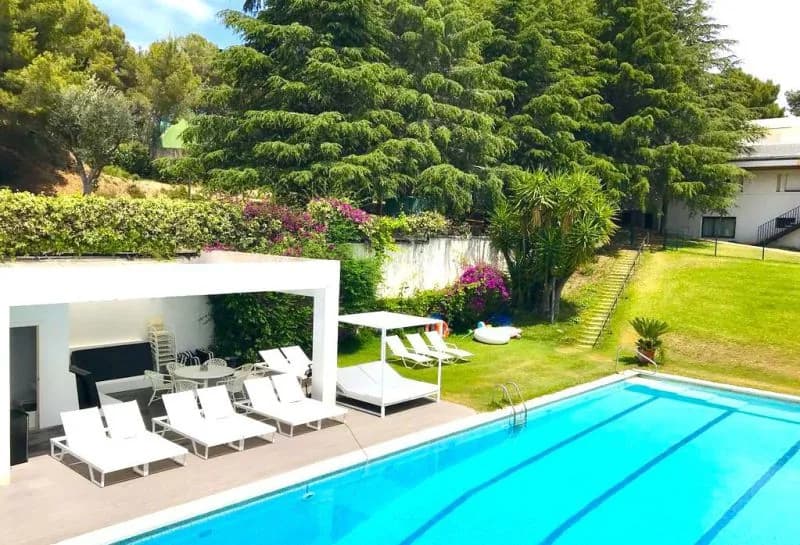 Private swimming pool
